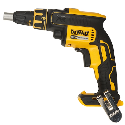 DEWALT DCF620NT-XJ cordless screwdriver, black and yellow, with metal clip, 18V brushless, side view.
