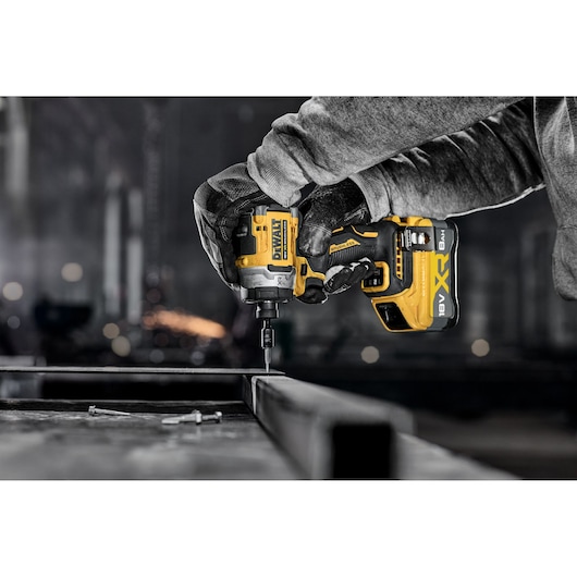 DEWALT DCK2201P1T1-XE, DCF860NT impact driver used on metal. Photography product category.