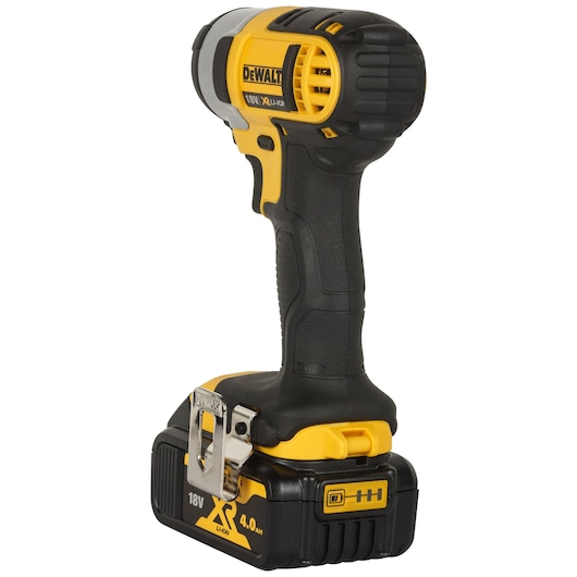 DEWALT DCF880M2-QW 18V cordless impact wrench with 4.0Ah battery, black and yellow design.