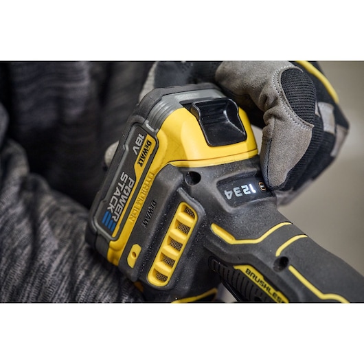 DEWALT DCG420N-XJ, DCG420N photography product close-up, showing 18V PowerStack battery and tool in use.