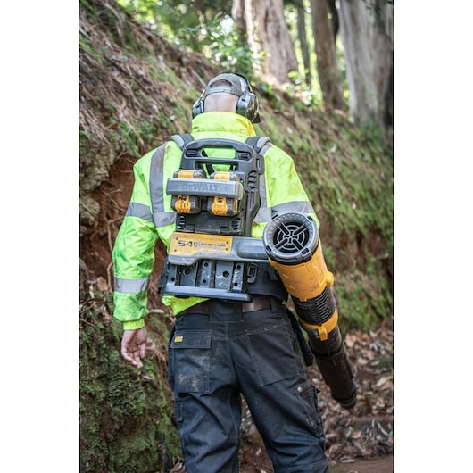 DEWALT DCMBBL800N-XJ, DCMBBL800N backpack blower worn outdoors by worker in hi-vis jacket.