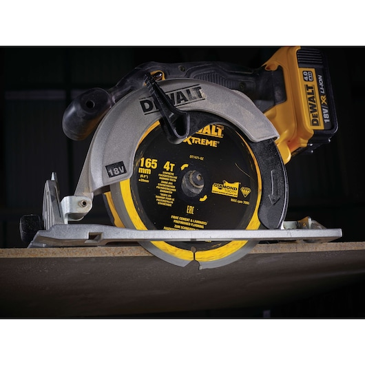 DEWALT DT1471 circular saw with 165 mm blade in use, cutting through a board. Battery-powered tool shown.