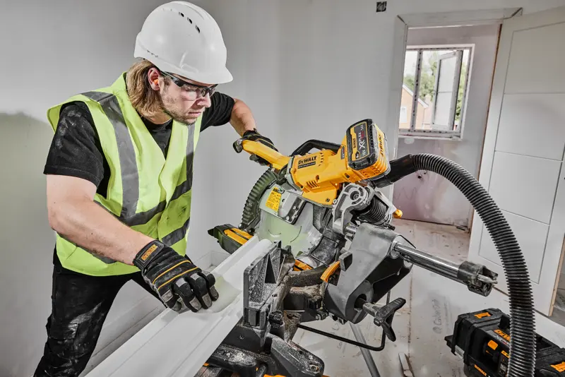 Scie DEWALT DCS781X2-QW, DCS781X2 utilisée par ouvrier équipé de protection.