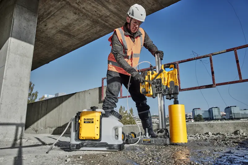 DEWALT DCE6820N, DCE6820N-XJ outil de forage utilisé sur chantier extérieur. Catégorie photographie.