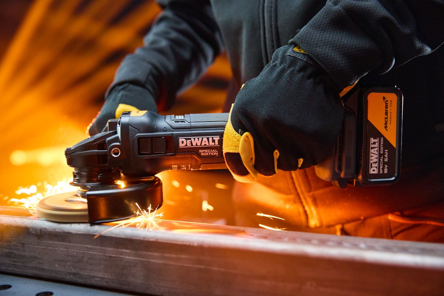 Meuleuse DEWALT en action, modèles DCG45MP2T-QW et DCG45MP2T, étincelles lors du travail du métal.